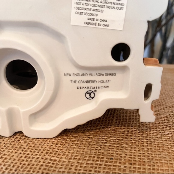 Department 56 New England Village The Cranberry House 56.56627 With Box - Picture 10 of 11